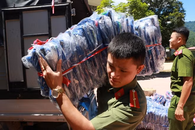 Hình ảnh đoàn công tác xã hội từ thiện của Báo CAND, Tập đoàn Tuần Châu, Công an huyện Quan Hóa trao quà cho học sinh Trường tiểu học Phú Xuân ngay sau lễ khai giang năm học mới