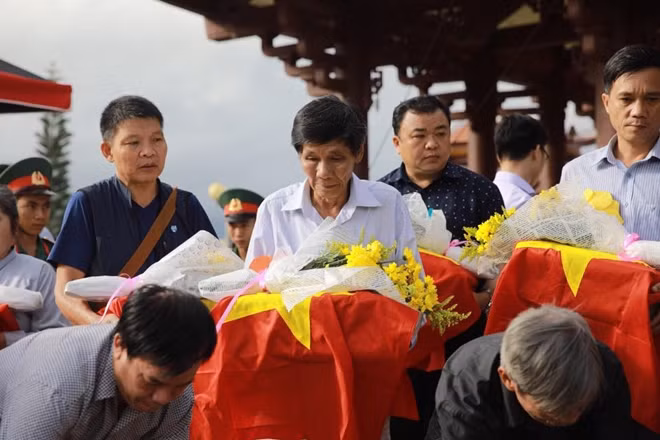 Trở về trong vòng tay đồng đội. Ảnh: Đức Bình