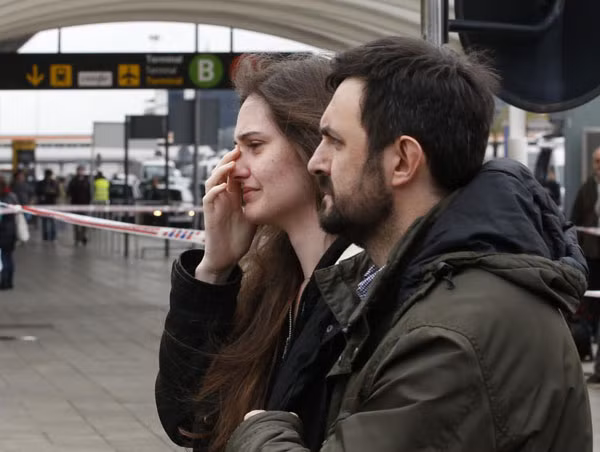 Gia đình của các hành khách trên chiếc máy bay gặp nạn sân bay El Prat- thành phố Barcelona (Tây Ban Nha). Ảnh: Reuters. Gia đình của các hành khách trên chiếc máy bay gặp nạn sân bay El Prat- thành phố Barcelona (Tây Ban Nha). Ảnh: Reuters.