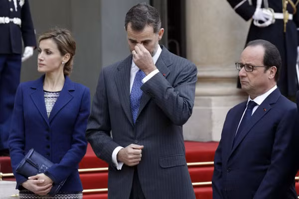 Từ trái sang phải Tổng thống Pháp Francois Hollande, Vua Tây Ban Nha Felip VI cùng hoàng hậu Letizia tại điện Elysee Palace ngày 24/3. Vua Felip đã quyết định hủy chuyến thăm chính thức đến Pháp sau khi biết tin về vụ tai nạn. Ảnh: Reuters. Từ trái sang phải Tổng thống Pháp Francois Hollande, Vua Tây Ban Nha Felip VI cùng hoàng hậu Letizia tại điện Elysee Palace ngày 24/3. Vua Felip đã quyết định hủy chuyến thăm chính thức đến Pháp sau khi biết tin về vụ tai nạn. Ảnh: Reuters.