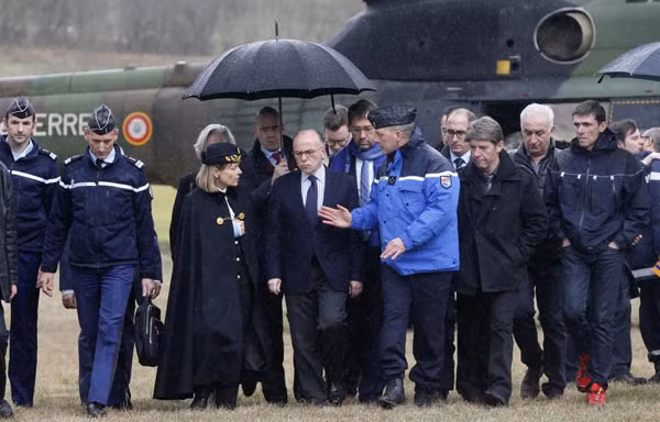 Bộ trưởng nội vụ Pháp Bernard Cazeneuve(giữa) xuất hiện tại khu vực máy bay gặp nạn. Ảnh: Reuters. Bộ trưởng nội vụ Pháp Bernard Cazeneuve(giữa) xuất hiện tại khu vực máy bay gặp nạn. Ảnh: Reuters.