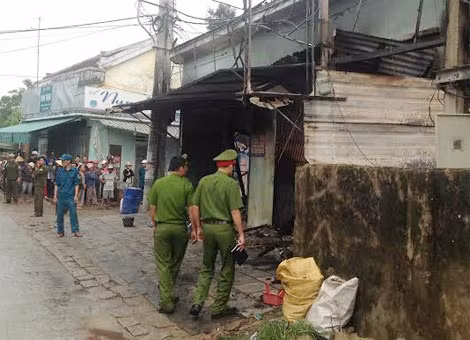 Hiện trường vụ cháy cửa hàng tạp hóa.