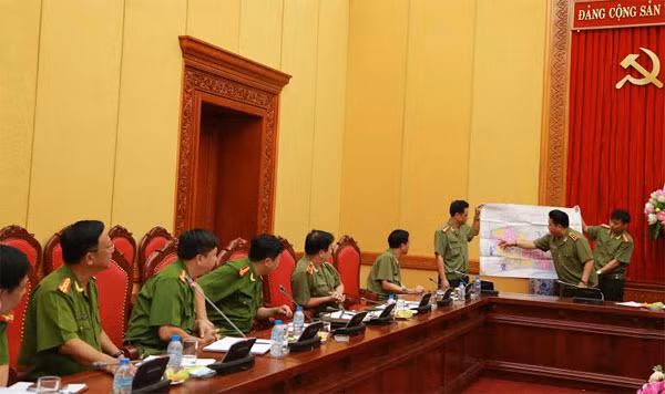 Thứ trưởng Bùi Văn Thành xem xét một số phương án quy hoạch các trường CAND.