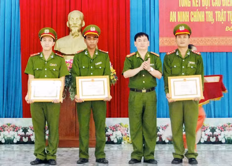 Lãnh đạo Công an tỉnh trao tặng Bằng khen cho các cá nhân, tập thể Phòng PC45, Công an tỉnh Đắk Lắk.