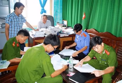Cơ quan chức năng huyện Bố Trạch khám xét nơi làm việc của ông Võ Hồng Thái, Chủ tịch UBND xã Nhân Trạch, Bố Trạch, Quảng Bình.