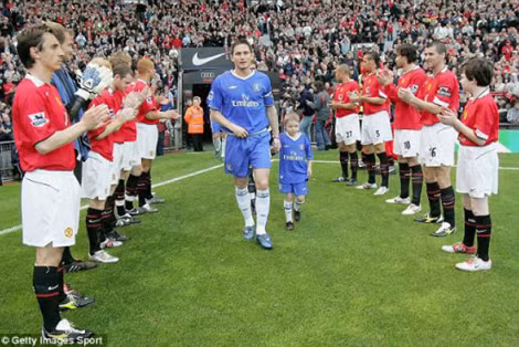 Sau 5 năm, Chelsea lại được đi trong "hàng rào danh dự" dành cho tân vương.
