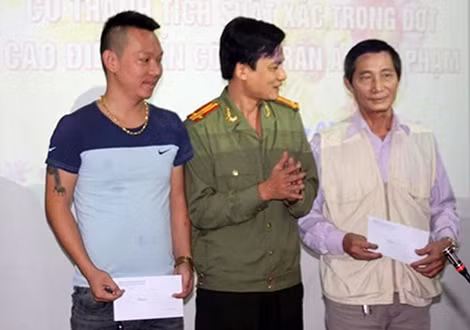 Lãnh đạo Công an TP Vinh khen thưởng hai công dân Nguyễn Như Giàu và Đặng Danh Hiệu vì đã có thành tích bắt cướp trên địa bàn.