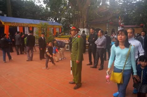 Cán bộ, chiến sĩ Công an TP Hà Nội bảo vệ chùa Trấn Quốc trong dịp Tết Bính Thân.