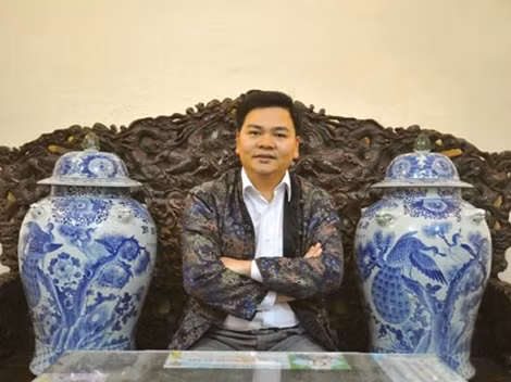 Nhà sưu tập Vũ Thành Nam bên hai chóe cổ Vạn Ninh do anh sở hữu.