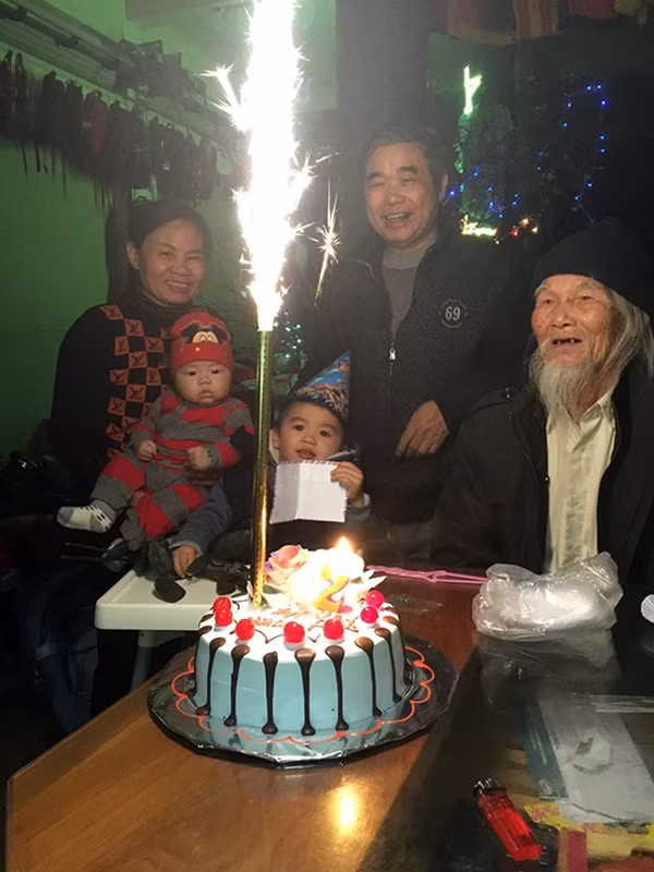 Phút quây quần bên con cháu.