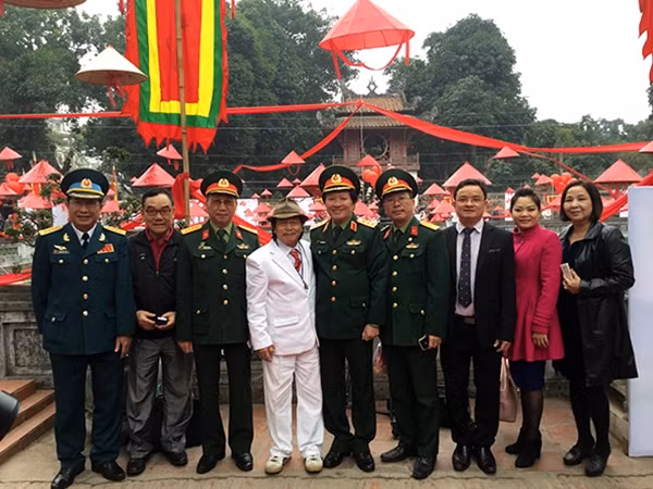 Thượng tướng, Viện sĩ Nguyễn Huy Hiệu và những người yêu thơ tại Văn Miếu – Quốc Tử Giám.