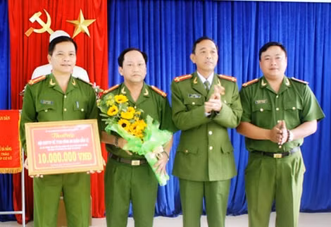 Lãnh đạo Công an TP Đà Nẵng khen thưởng Đội CSHS Công an quận Cẩm Lệ.