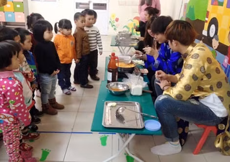 Các bạn nhỏ đã rất thích thú xem các anh chị sinh viên làm món ăn Hàn Quốc.