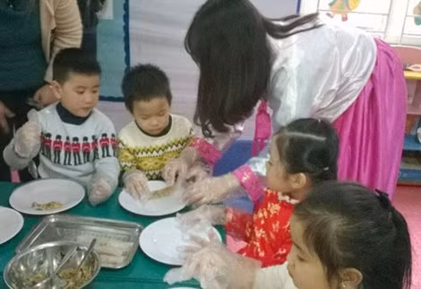 Chị Minju cùng gói nem với một bạn nhỏ.