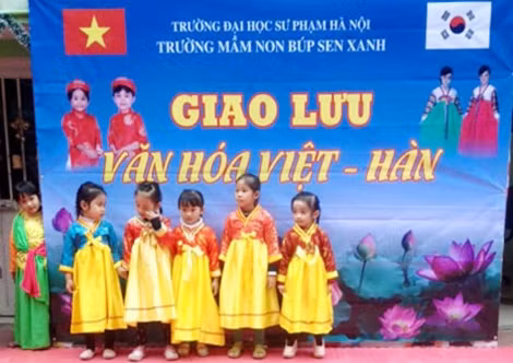 Trang phục truyền thống của Việt Nam – Hàn Quốc được các bé và các anh chị sinh viên trình diễn.
