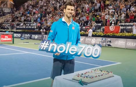 Djokovic ăn mừng cột mốc chiến thắng thứ 700 trong sự nghiệp.