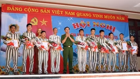 Đại tá Nguyễn Trọng Tuấn trao giải thưởng cho các phạm nhân viết thư "Gửi lời xin lỗi" đạt chất lượng và để lại nhiều cảm xúc.
