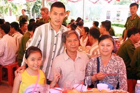 Một phạm nhân cải tạo tốt được tạo điều kiện ăn bữa cơm thân mật cùng với người thân trong gia đình.