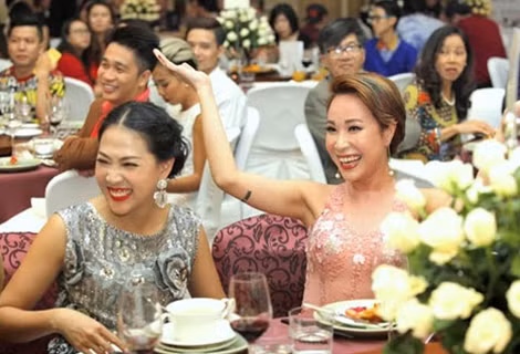 Những nụ cười “thoải mái, hết cỡ” của Nguyên Thảo và Uyên Linh khi gặp nhau trong buổi ra mắt TDL Media.