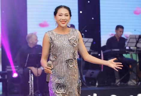 Nguyên Thảo đầy cảm xúc với Những mùa hoa bỏ lại của nhạc sĩ Việt Anh.