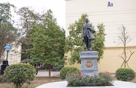 Tượng đài Bác sĩ Alexandre Yersin.