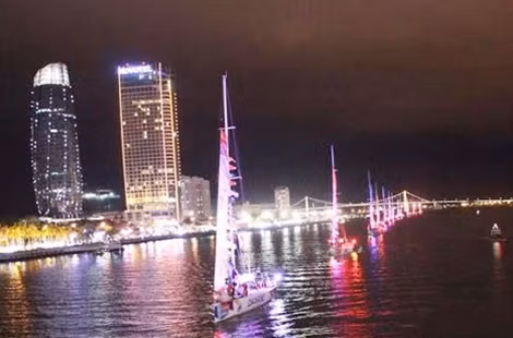 Đoàn 12 thuyền đua Clipper race diễu hành trên sông Hàn.