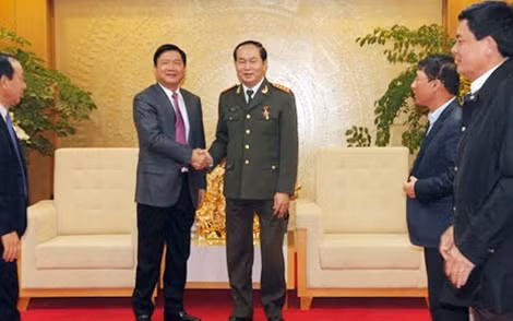 Bộ trưởng Trần Đại Quang và Bộ trưởng Bộ GTVT, Bí thư Thành ủy TP Hồ Chí Minh Đinh La Thăng tại buổi trao tặng Kỷ niệm chương.