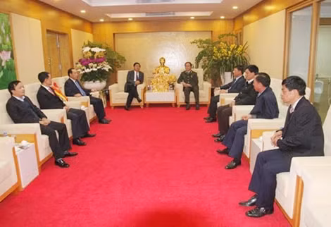 Các đại biểu tại buổi trao tặng Kỷ niệm chương.