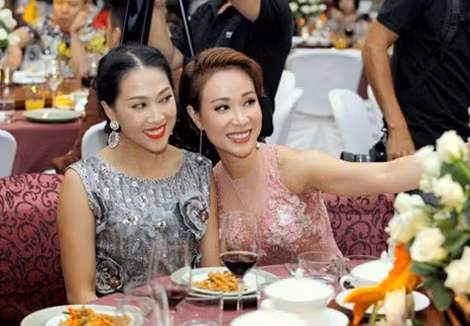 Cùng hát trong chương trình của nhạc sĩ Việt Anh, Nguyên Thảo, Uyên Linh tranh thủ selfie làm kỷ niệm.