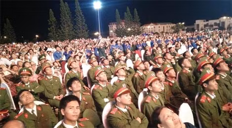Đông đảo cán bộ chiến sĩ công an, quân đội tham dự buổi lễ.