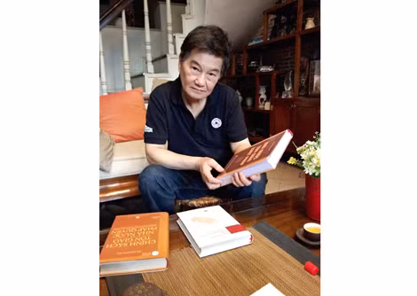 GS.TS Đỗ Quang Hưng bên tập sách bộ ba về tôn giáo.