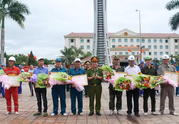 Ban tổ chức trao bằng khen và giấy chứng nhận cho các đội đoạt giải.
