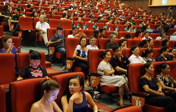 Nhà hát Âu Cơ đã không còn chỗ trống trong đêm khai mạc.
