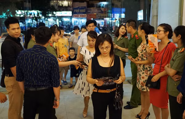 Khán giả háo hức đến với Liên hoan.