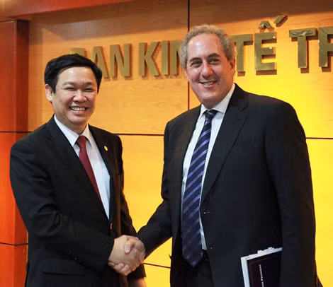 Trưởng Ban Kinh tế Trung ương Vương Đình Huệ và Ông Michael Froman, Đại sứ - Đại diện Thương mại Hoa Kỳ tại buổi làm việc .