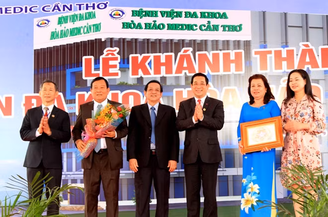 PGS-TS Lương Ngọc Khuê, trao giấy chứng nhận của Bộ Y tế cho Ban Giám đốc BVĐK Hòa Hảo - Medic Cần Thơ.
