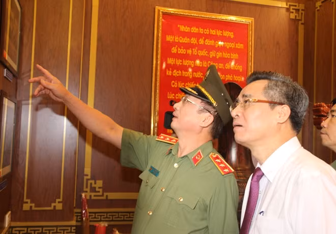Thứ trưởng Nguyễn Văn Thành và đồng chí Nguyễn Quang Dương, tham quan một số hình ảnh trưng bày tại Nhà tưởng niệm Chủ tịch Hồ Chí Minh.