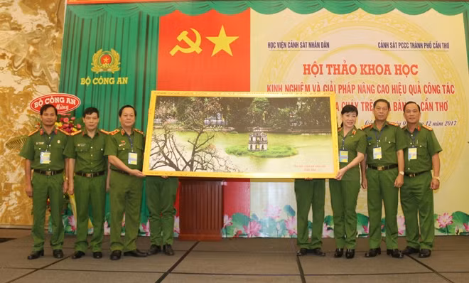 Lãnh đạo Học viện CSND, tặng quà lưu niệm Cảnh sát PCCC TP Cần Thơ.