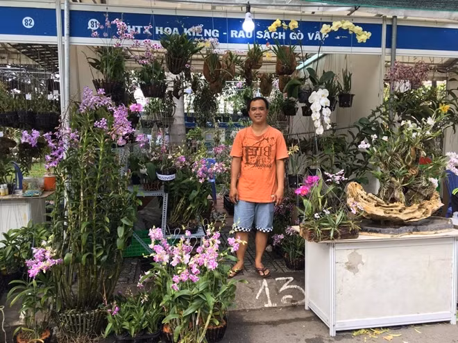 Ông Huỳnh Văn Dũng, tiểu thương kinh doanh cây giống.