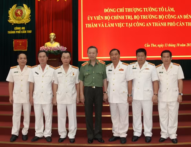 Bộ trưởng Tô Lâm, cùng Ban Giám đốc Công an TP Cần Thơ.