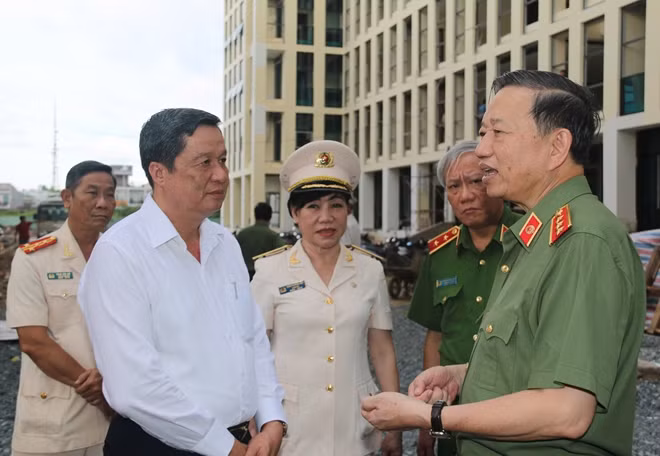 Bộ trưởng Tô Lâm, cùng các đại biểu đến thăm trụ sở mới của Cảnh sát PCCC TP Cần Thơ (đang hoàn thiện).