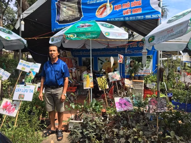 Anh Nguyễn Hòa Nhất Phương, tiêu thương kinh doanh hoa lan.