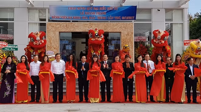Các đại biểu cắt băng khánh thành BVĐK Hòa Hảo - Medic Cần Thơ.