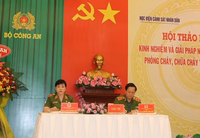 Trung tướng, GS-TS Nguyễn Xuân Yêm và Thiếu tướng, TS Trần Thị Ngọc Đẹp, đồng chủ trì Hội thảo.