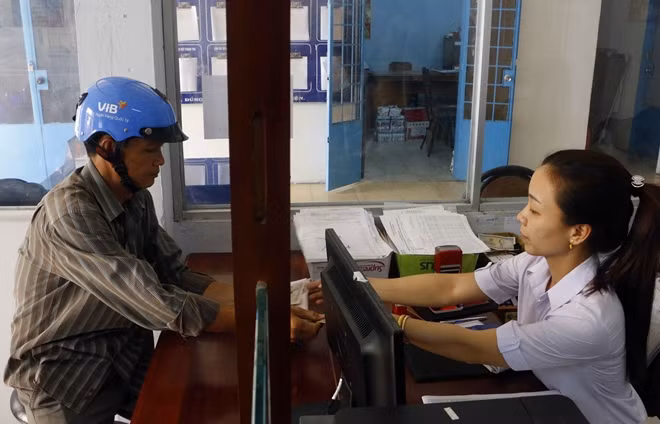 Người dân đến làm thủ tục hành chính tại bộ phận 1 cửa phường Xuân Khánh, quận Ninh Kiều (TP Cần Thơ).