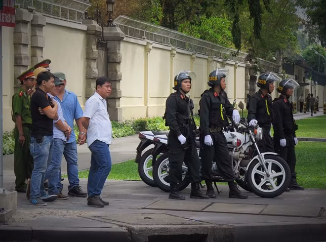 An ninh được triển khai theo kế hoạch đón chào Tổng thống Pháp và phái đoàn thăm TP Hồ Chí Minh