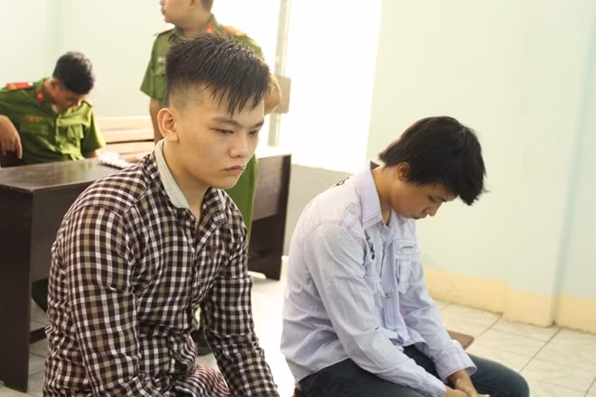Hai bị cáo tại phiên xử.
