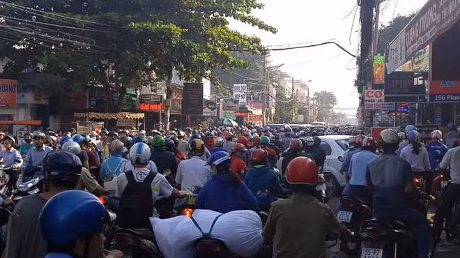 Vụ tai nạn khiến giao thông bị ùn ứ.