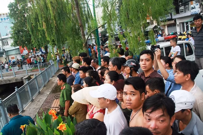 Người dân hiếu kỳ theo dõi vụ việc