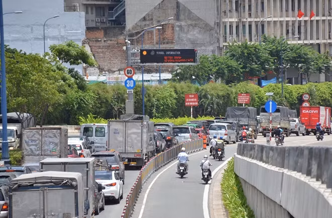 Giao thông qua khu vực hầm vượt sông Sài Gòn bị ùn ứ